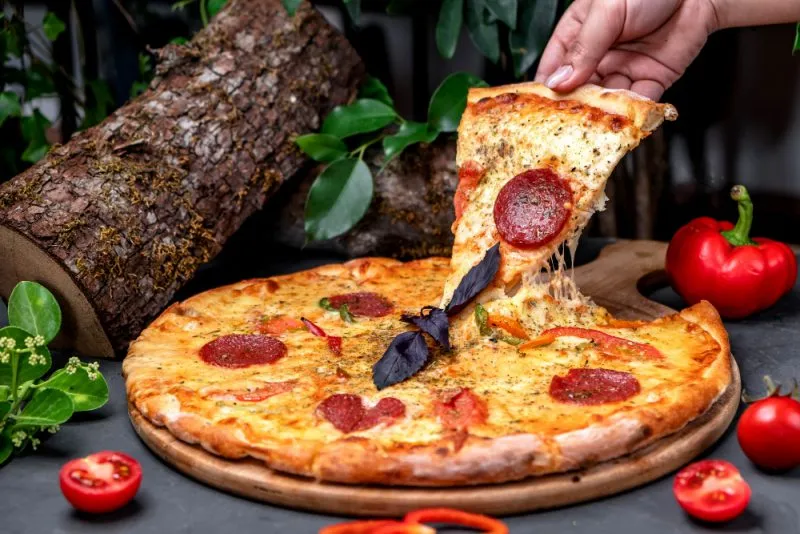 Jakie akcesoria do pizzy są niezbędne w kuchni?